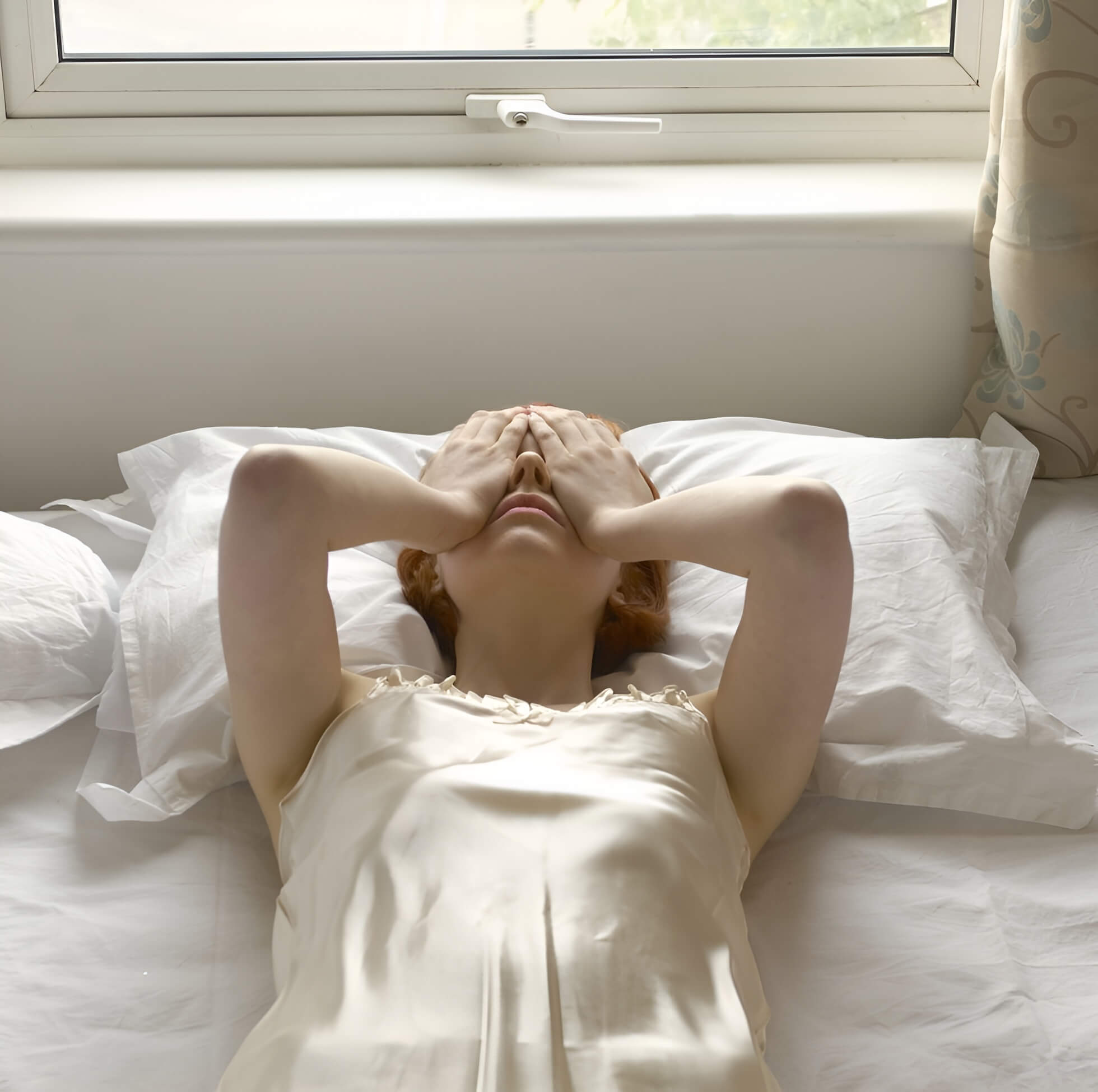 Egy lány fejfással kelt reggel