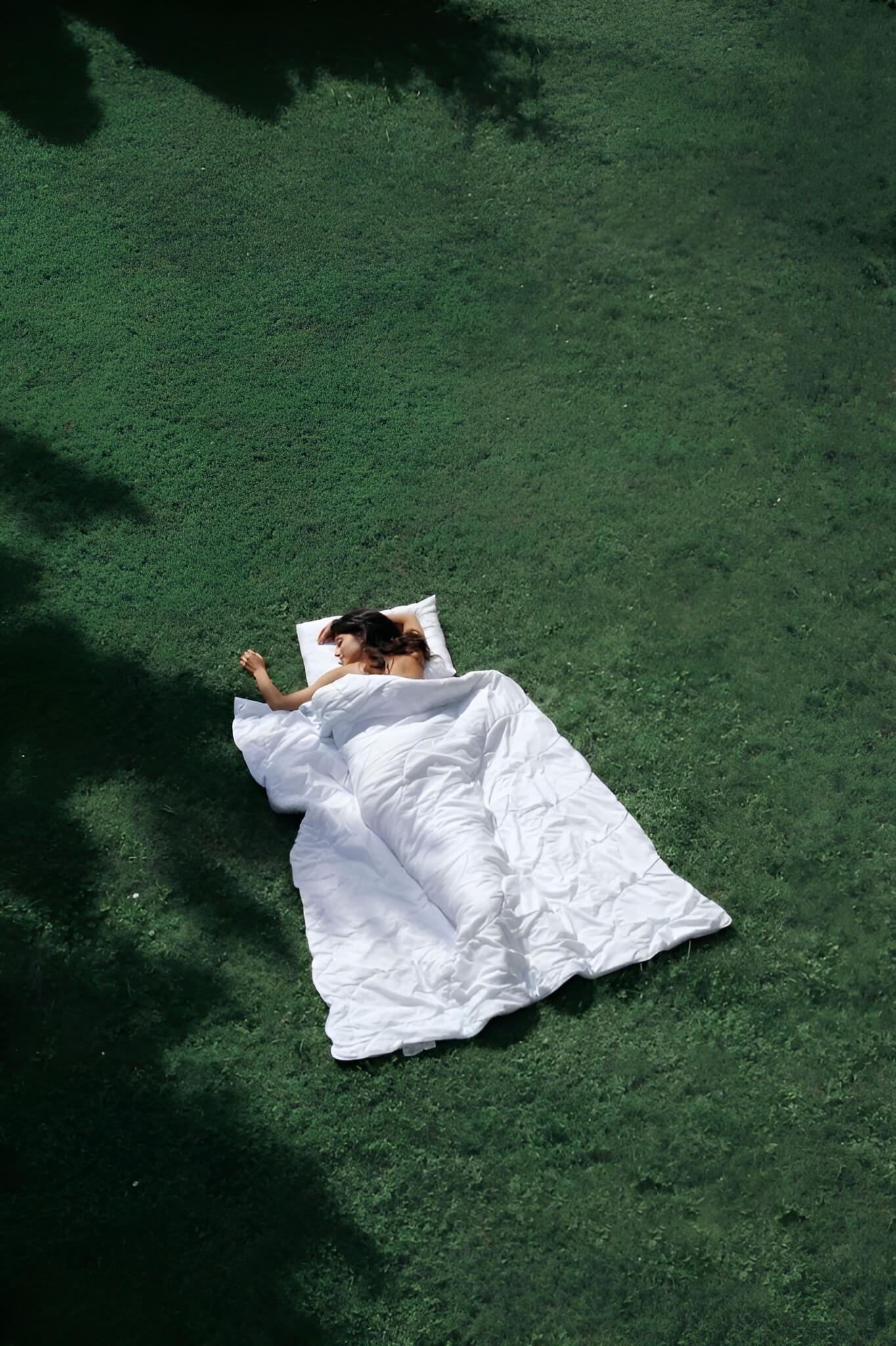 Egy lány alszik a szabadban