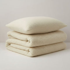 Összehajtott gyapjú takaró a tetején nagy párna