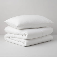 Szállodai paplan és párna garnitúra összehajtva