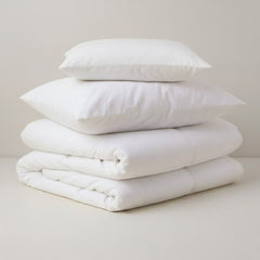 Összehajtott paplan a tetején egy nagy- és egy kis párna