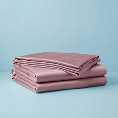 Összehajtott szatén mályva színű ágyneműhuzatok