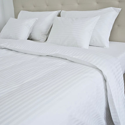 Hotel damaszt 1 cm csíkos ágyneműhuzat garnitúra 100% pamut - áthajtós - 3 db-os /Paplan+Fél+Kispárna/ 140 gr/m2