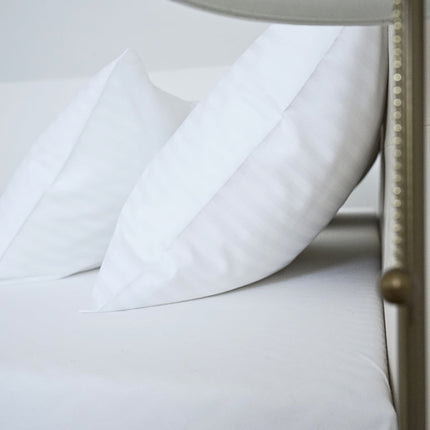 Hotel damaszt 1 cm csíkos ágyneműhuzat garnitúra 100% pamut - áthajtós - 3 db-os /Paplan+Fél+Kispárna/ 140 gr/m2