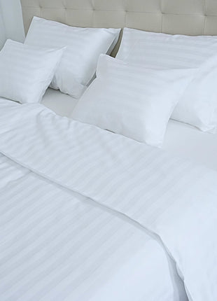 Hotel szatén csíkos ágyneműhuzat garnitúra – 50% pamut / 50% poliészter – 20 mm – 140 g/m²