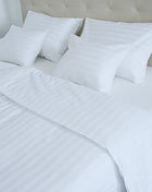 Hotel szatén 2 cm csíkos dupla ágyneműhuzat garnitúra - 50% Pamut - 50% PE - áthajtós - 5 db-os - 140 gr/m2