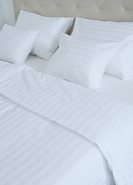 Hotel damaszt szatén dupla ágyneműhuzat garnitúra – 50% pamut / 50% poliészter – 20 mm – 140 g/m²