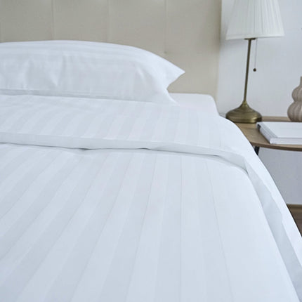 Hotel szatén 2 cm csíkos ágyneműhuzat - 50% Pamut - 50% PE - áthajtós - 2 db-os szett - 140 gr/m2 - csomagos