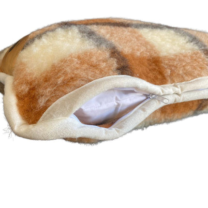 Kétoldalas barna kockás bárány gyapjú kispárna - 40x50 cm