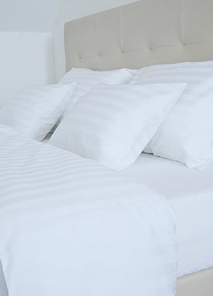 Hotel szatén 2 cm csíkos dupla ágyneműhuzat garnitúra - 50% Pamut - 50% PE - áthajtós - 5 db-os - 140 gr/m2
