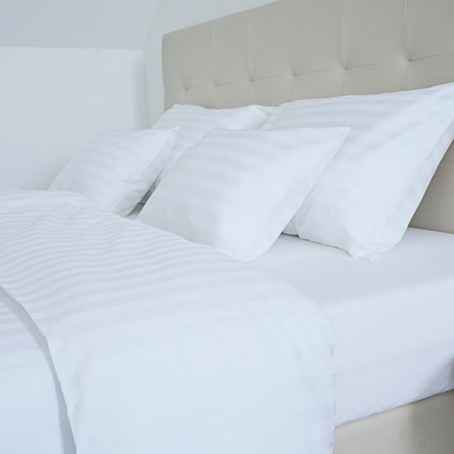 Hotel szatén 2 cm csíkos dupla ágyneműhuzat garnitúra - 50% Pamut - 50% PE - áthajtós - 5 db-os - 140 gr/m2 - csomagos