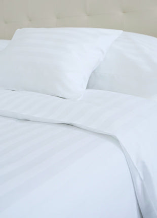 Hotel szatén csíkos ágyneműhuzat garnitúra – 50% pamut / 50% poliészter – 20 mm – 140 g/m²