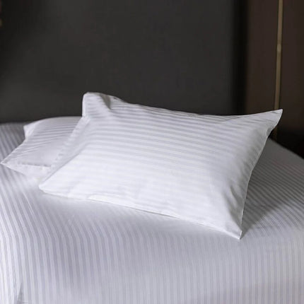 Szállodai 1 cm csíkos damaszt párnahuzat – 50% PAM - 50% PE - 140 gr/m2