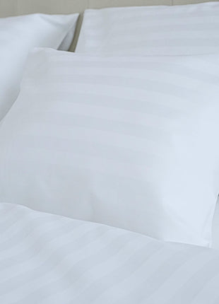 Hotel szatén csíkos ágyneműhuzat garnitúra – 50% pamut / 50% poliészter – 20 mm – 140 g/m²