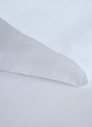 Hotel szatén 2 cm csíkos dupla ágyneműhuzat garnitúra - 50% Pamut - 50% PE - áthajtós - 5 db-os - 140 gr/m2