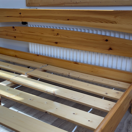 Niki - Fenyő ágykeret - Bemutató darab ágyráccsal - 180x200 cm