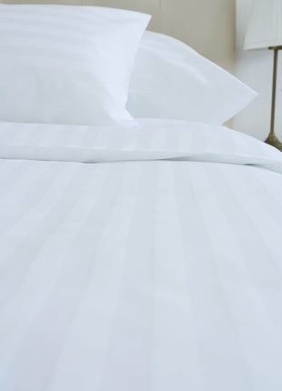 Hotel szatén 2 cm csíkos dupla ágyneműhuzat garnitúra - 50% Pamut - 50% PE - áthajtós - 5 db-os - 140 gr/m2