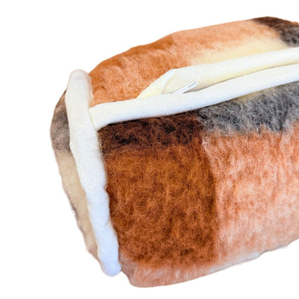 Kétoldalas barna kockás bárány gyapjú 2 db hengerpárna - szett