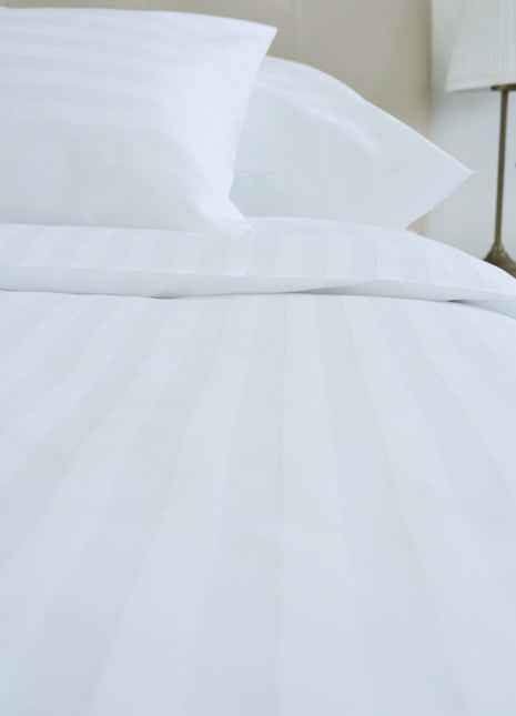 Hotel szatén csíkos ágyneműhuzat garnitúra – 50% pamut / 50% poliészter – 20 mm – 140 g/m²