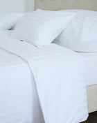 Hotel szatén csíkos ágyneműhuzat garnitúra – 50% pamut / 50% poliészter – 20 mm – 140 g/m²