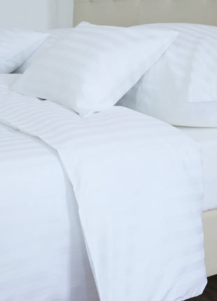 Hotel szatén csíkos ágyneműhuzat garnitúra – 50% pamut / 50% poliészter – 20 mm – 140 g/m²