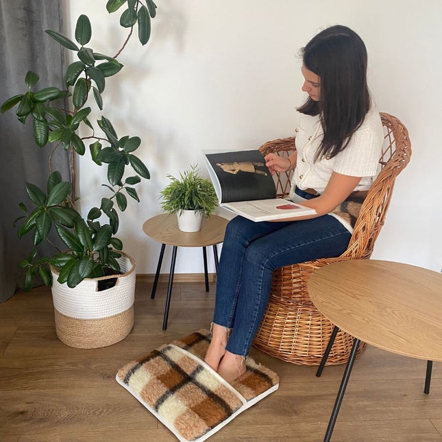 Gyapjú barna kockás lábmelegítő - 42x42 cm - nagy