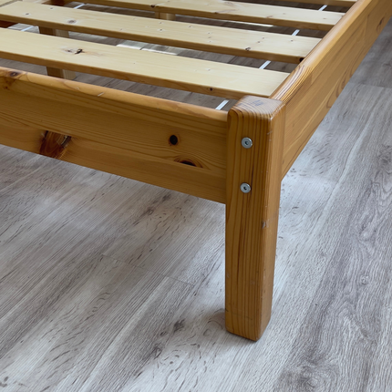 Niki - Fenyő ágykeret - Bemutató darab ágyráccsal - 180x200 cm