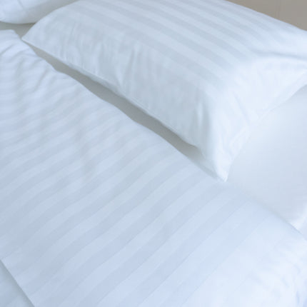 Hotel szatén 2 cm csíkos ágyneműhuzat garnitúra 100% pamut - áthajtós - 2 db-os szett - 140 gr/m2 - csomagos
