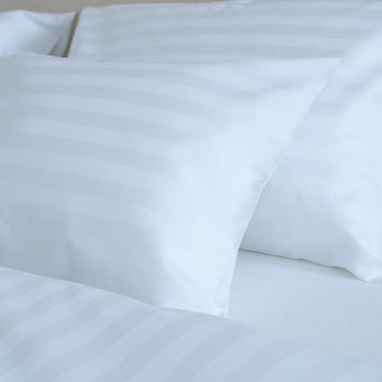 Hotel damaszt 2 cm csíkos ágyneműhuzat garnitúra 100% pamut - áthajtós - 3 db-os szett - 140 gr/m2