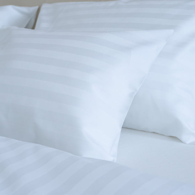 Hotel damaszt 2 cm csíkos ágyneműhuzat garnitúra 100% pamut - áthajtós - 3 db-os szett - 140 gr/m2