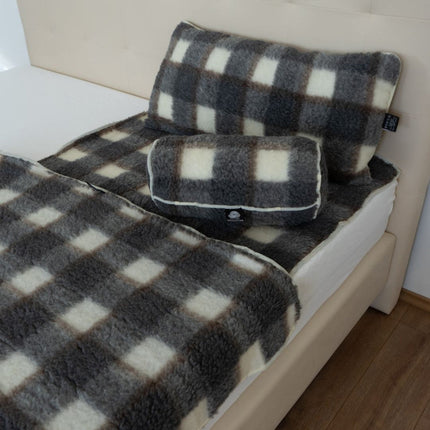 Kétoldalas szürke kockás bárány gyapjú hengerpárna