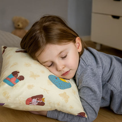 Bézs fekvő kutyás kispárna - 35x40 cm