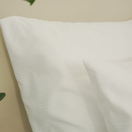 Elegáns csíkos poliészter szatén párnahuzat - 100% poliészter - áthajtós - 130 gr/m2 - csomagos