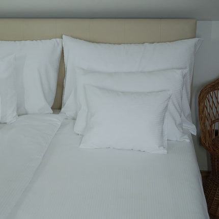 Elegáns csíkos poliészter szatén párnahuzat - 100% poliészter - áthajtós - 130 gr/m2 - csomagos