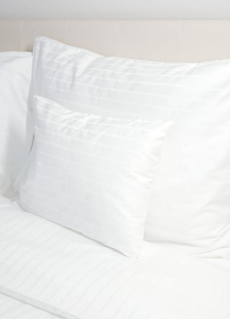 Hotel csíkos párnahuzat - 80% Pamut - 20% PE - áthajtós - 155 gr/m2 - csomagos