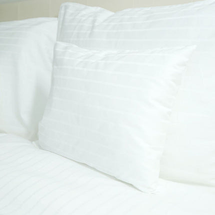 Hotel csíkos párnahuzat - 80% Pamut - 20% PE - áthajtós - 155 gr/m2 - csomagos