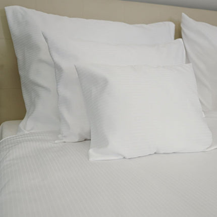 Elegáns csíkos poliészter szatén ágyneműhuzat - 100% PE - áthajtós - 2 db-os szett - 130 gr/m2 - csomagos